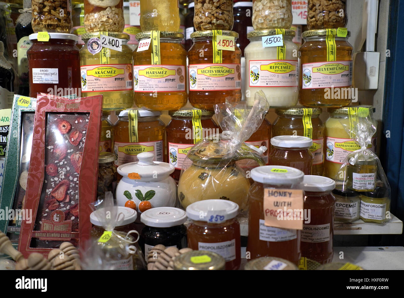 Ungarische Spezialitäten in der großen Markthalle in Budapest, Ungarn. Das Gebäude wurde entworfen und von Samu Pecz gebaut und hat drei Etagen, in denen lo Stockfoto