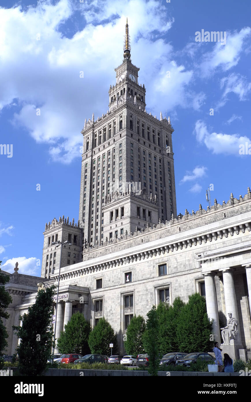 Der Palast der Kultur und Wissenschaft ist das höchste Gebäude in Polen und wurde als ein Geschenk aus der Sowjetunion an das polnische Volk konzipiert. Die landma Stockfoto