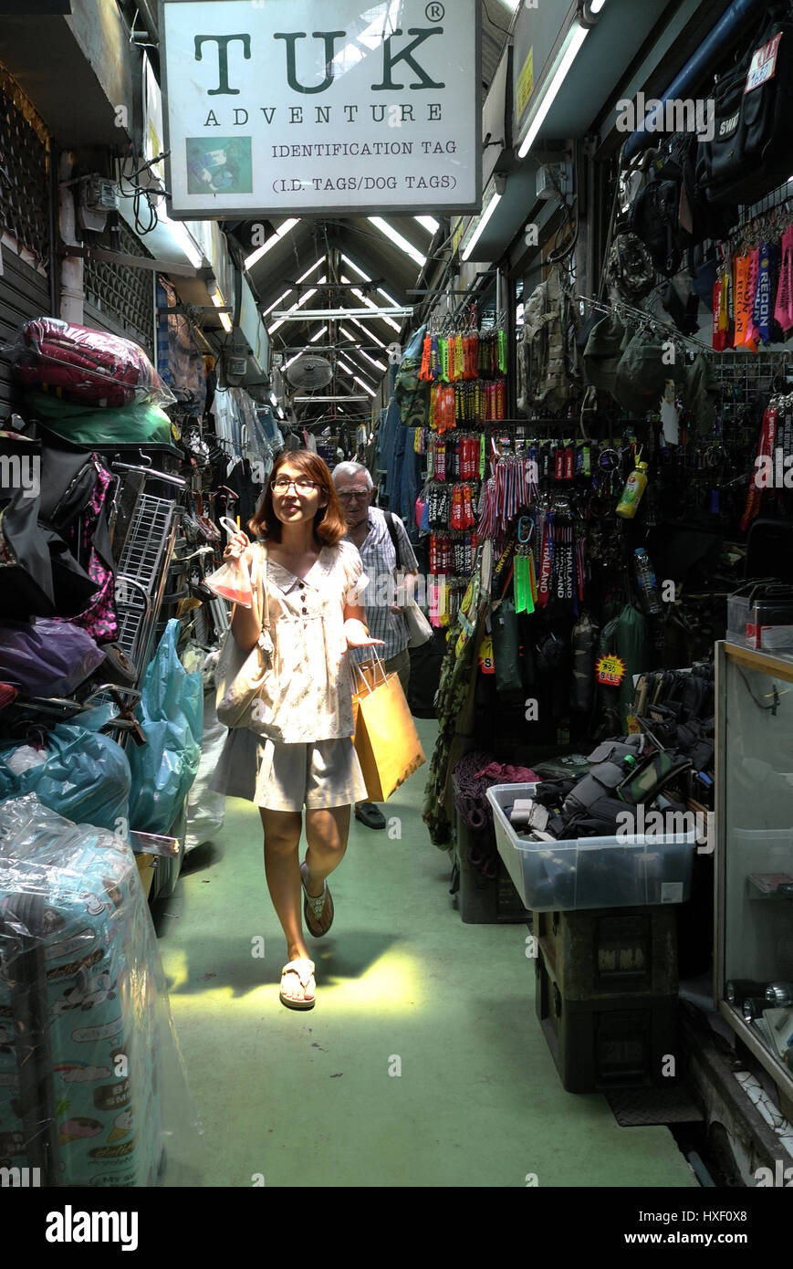 Frau zu Fuß in den sehr beliebten Chatuchak Weekend Market in Bangkok, Thailand. Der Markt ist bekannt für seine riesige Fläche mit mehr als 8000 Markt Stockfoto