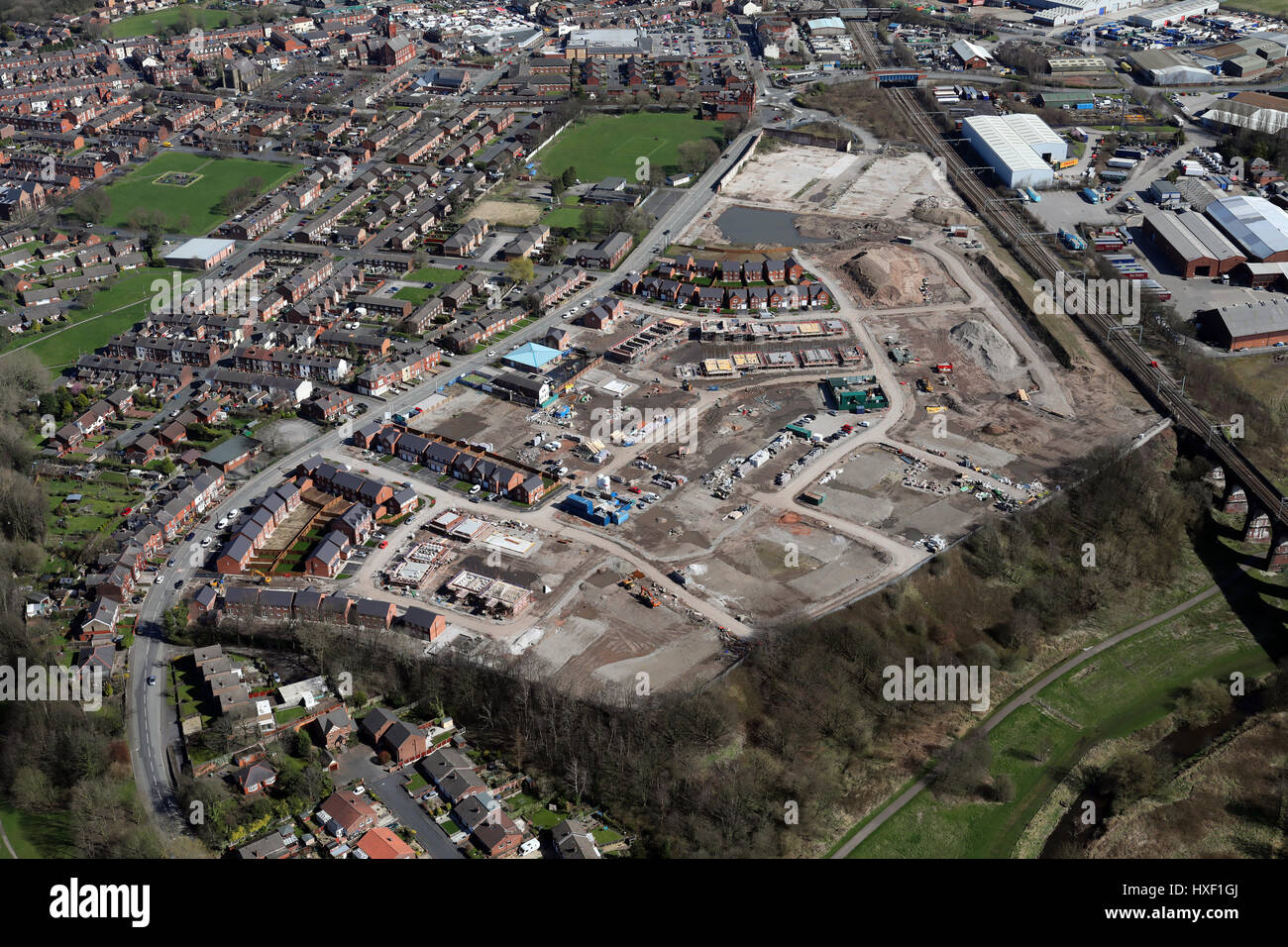 Luftaufnahme der Entwicklung des neuen Gehäuses auf einem braunen Field Site, Großbritannien Stockfoto