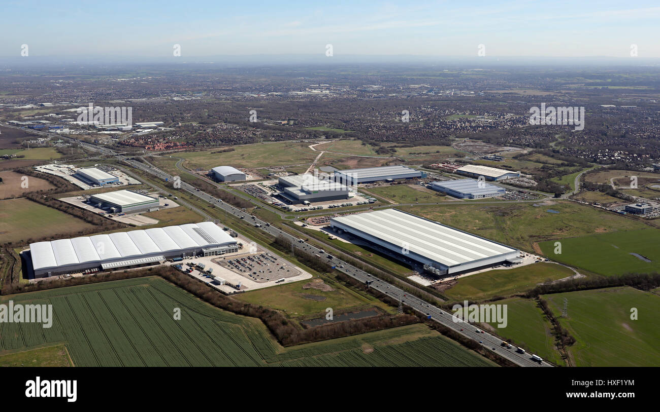 Luftaufnahme eines Gewerbegebiets nördlich von Warrington, UK Stockfoto