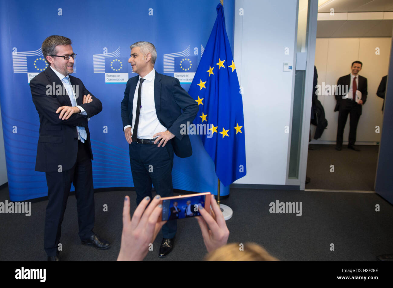 Bürgermeister von London Sadiq Khan trifft EU-Kommissar Carlos Moedas bei der Europäischen Kommission in Brüssel während seines dreitägigen Besuch in Paris und Brüssel, wo er treffen wird EU-Politiker und Beamte zu reden Austritt und die jüngsten Terror, Anschlag in London. Stockfoto