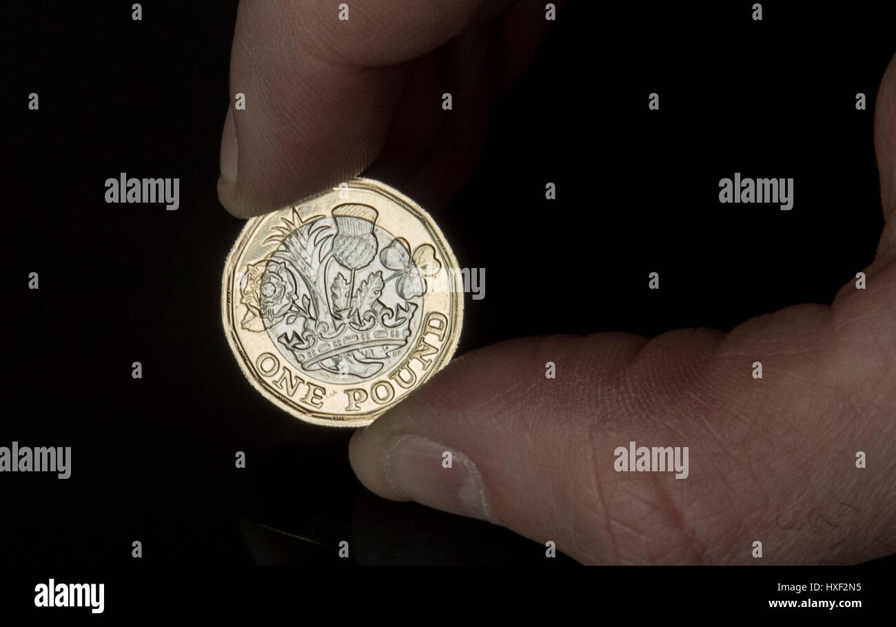 Landesweit wurde eine neue 12-seitigen £1-Münzen in Liverpool getretenen Umlauf - mit frühen Kinderkrankheiten am Münzautomaten erwartet. Stockfoto