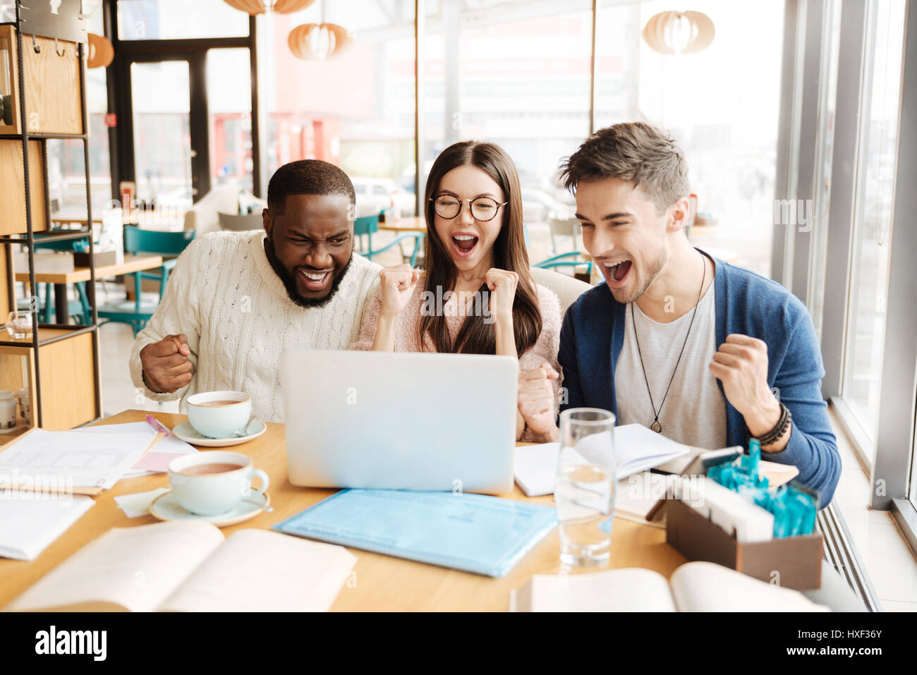 Internationale Studierende, die Ruhe im café Stockfoto