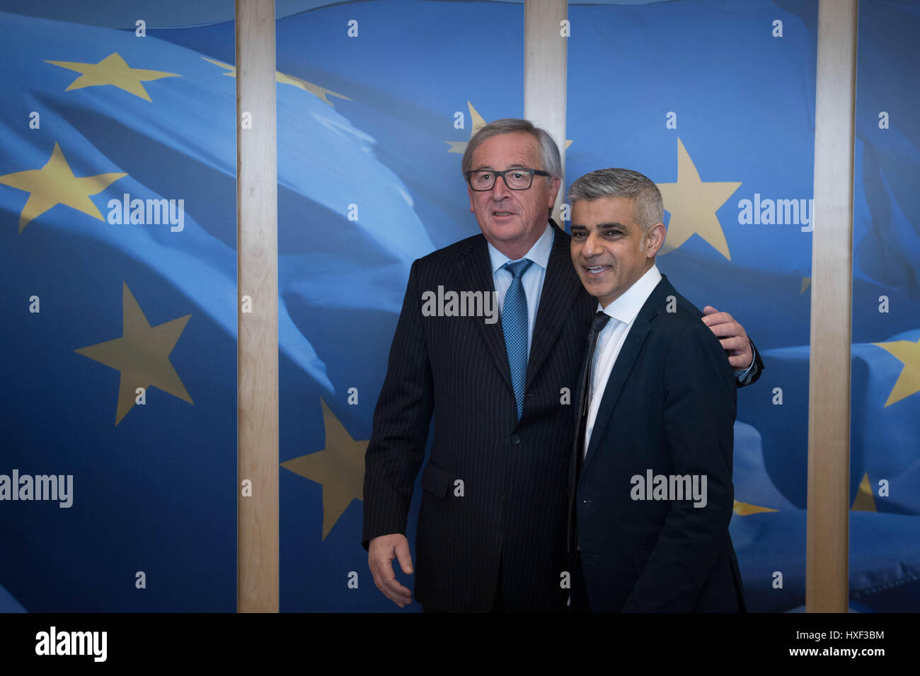 Bürgermeister von London Sadiq Khan trifft Jean-Claude Juncker, Präsident der Europäischen Kommission bei der Europäischen Kommission in Brüssel bei der Bürgermeister dreitägigen Besuch in Paris und Brüssel, wo er treffen wird EU-Politiker und Beamte zu reden Austritt und die jüngsten Terror, Angriff in London. Stockfoto