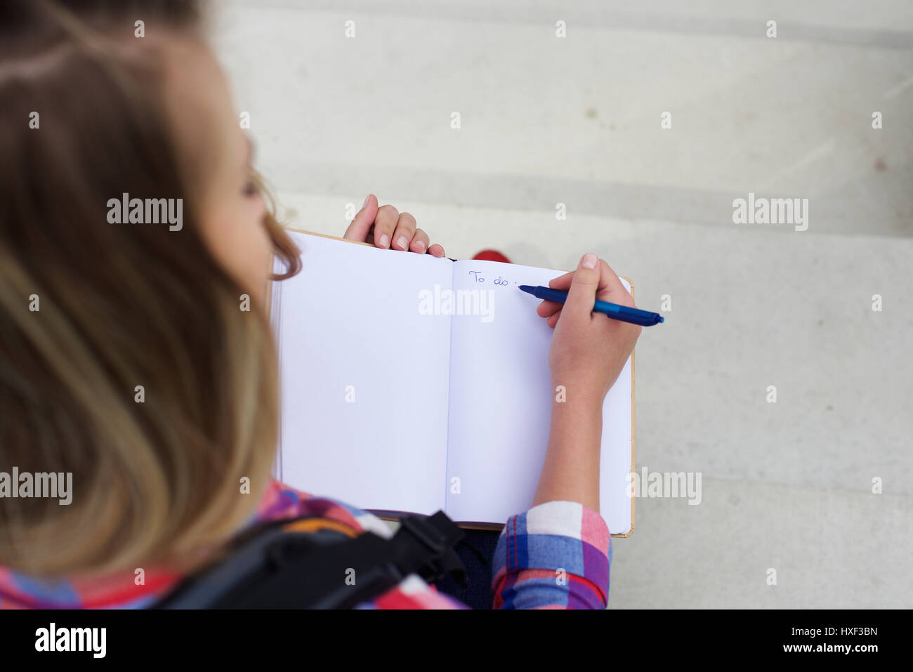 Porträt von oben einer jungen Frau schreiben eine to do-Liste in Buch Stockfoto
