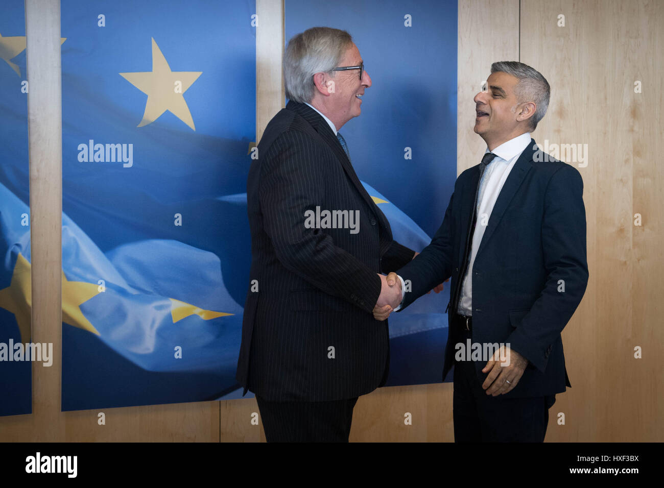 Bürgermeister von London Sadiq Khan trifft Jean-Claude Juncker, Präsident der Europäischen Kommission bei der Europäischen Kommission in Brüssel bei der Bürgermeister dreitägigen Besuch in Paris und Brüssel, wo er treffen wird EU-Politiker und Beamte zu reden Austritt und die jüngsten Terror, Angriff in London. Stockfoto