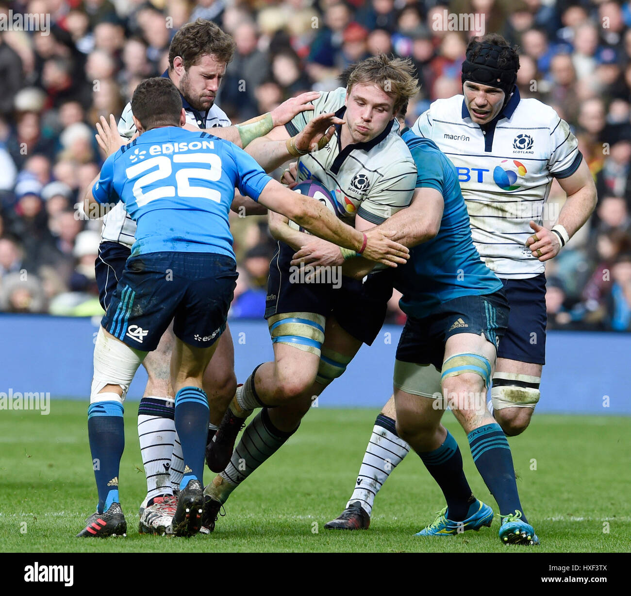Jonny Gray von Schottland wird von Abraham Steyn und Marcello Violi Italiens mit Schottland Spielern angegangen Allan Dell und Tim Swinson Schottlands während der RBS Six Nations sichern bei BT Murrayfield, Edinburgh nicht mithalten. Stockfoto