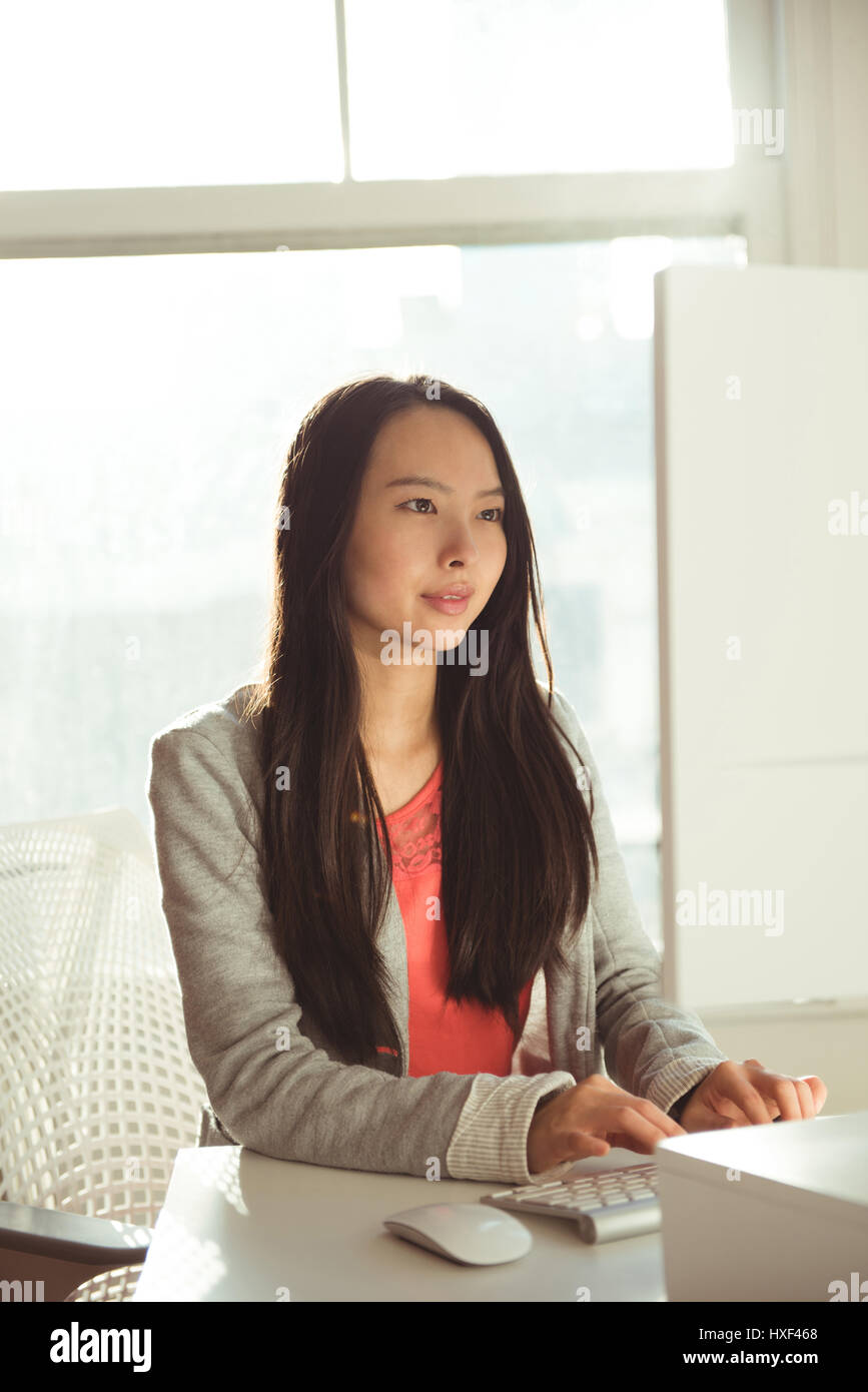 Weibliche Führungskraft auf Computer am Schreibtisch im Büro arbeiten Stockfoto