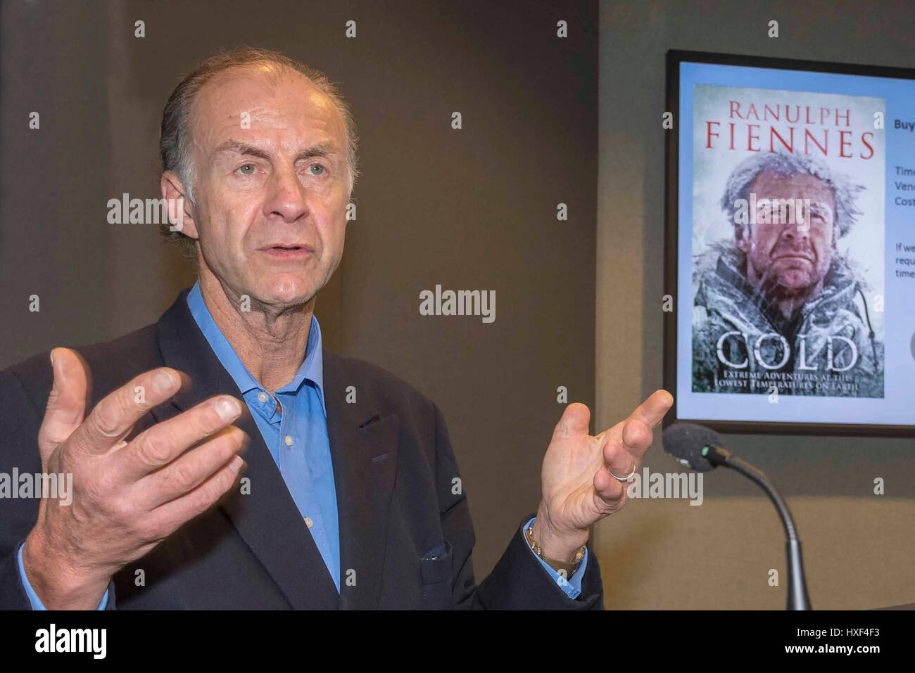Sir Ranulph Fiennes und Buch. Stockfoto