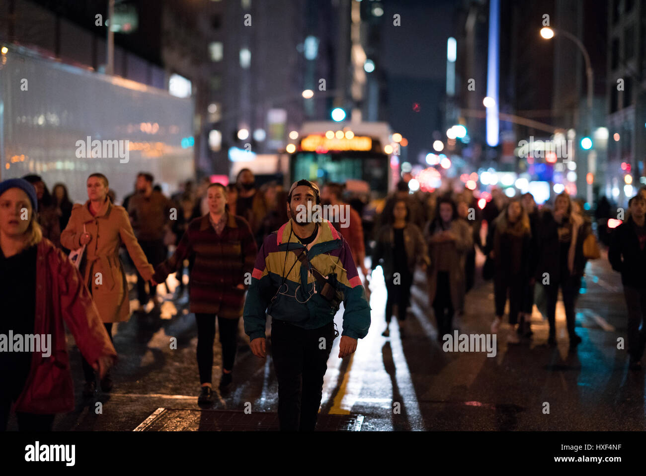 ein paar Anti-Trump Demonstranten führend 57th Straße hinunter in Richtung Trump Tower. Stockfoto