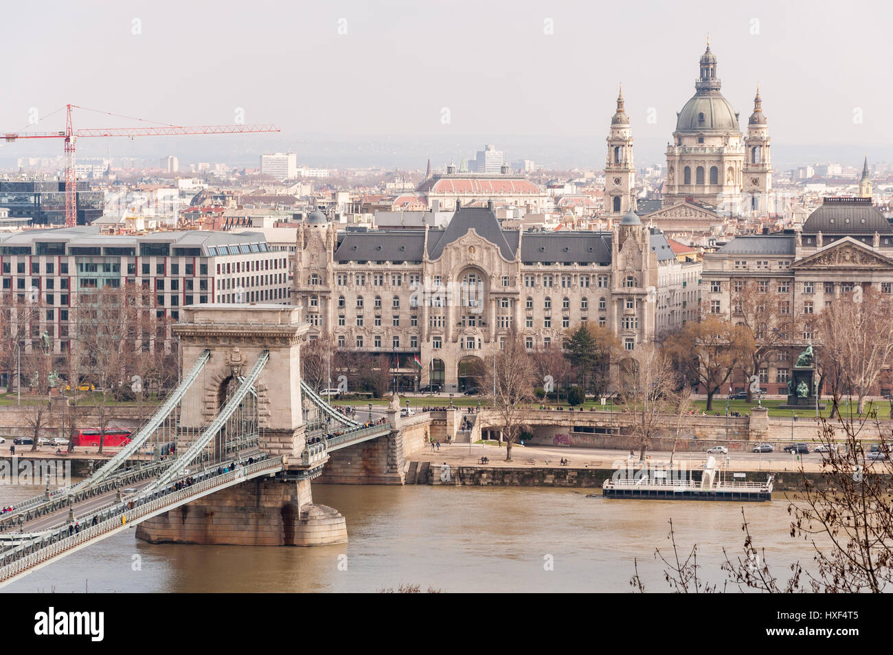 BUDAPEST, Ungarn - 20. Februar 2016: Anzeigen der Széchenyi Kettenbrücke über die Donau und der Kirche St.-Stephans Basilika in Budapest, Ungarn. Stockfoto