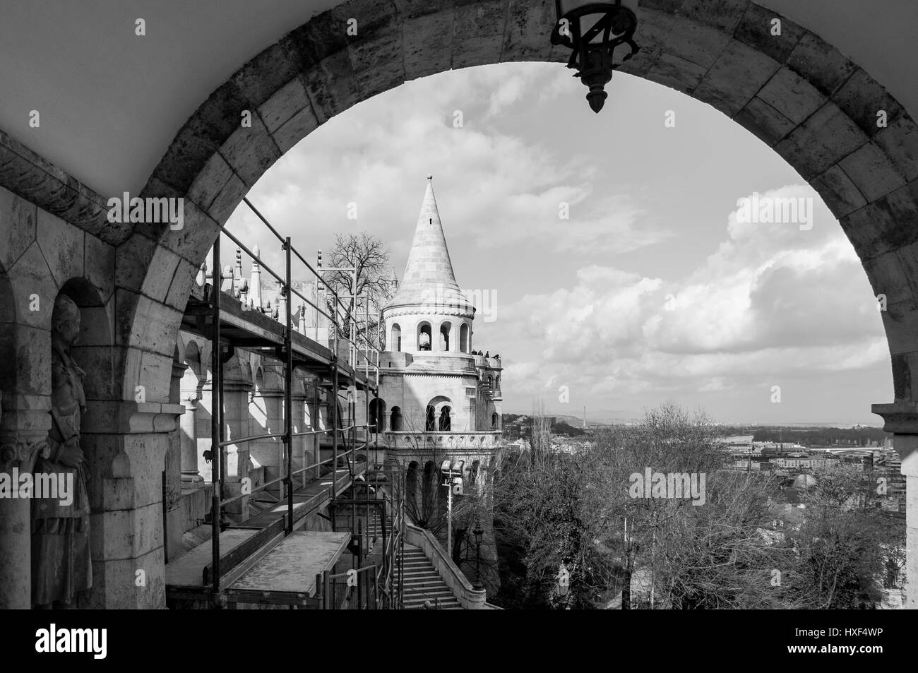 BUDAPEST, Ungarn - 20. Februar 2016: Fischers Schloss ist eine Terrasse im Neo-Gotik und Neo-romanischen Stil am Budaer Ufer der Donau gelegen Stockfoto