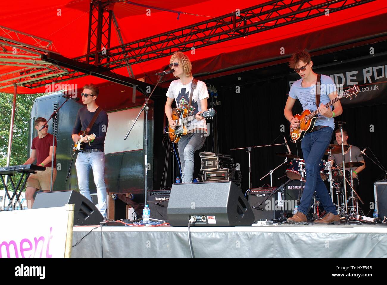 Nebenraum, britische Rockband durchführen Sie, beim jährlichen Tentertainment Music Festival in Tenterden in Kent, England am 30. Juni 2012. Stockfoto