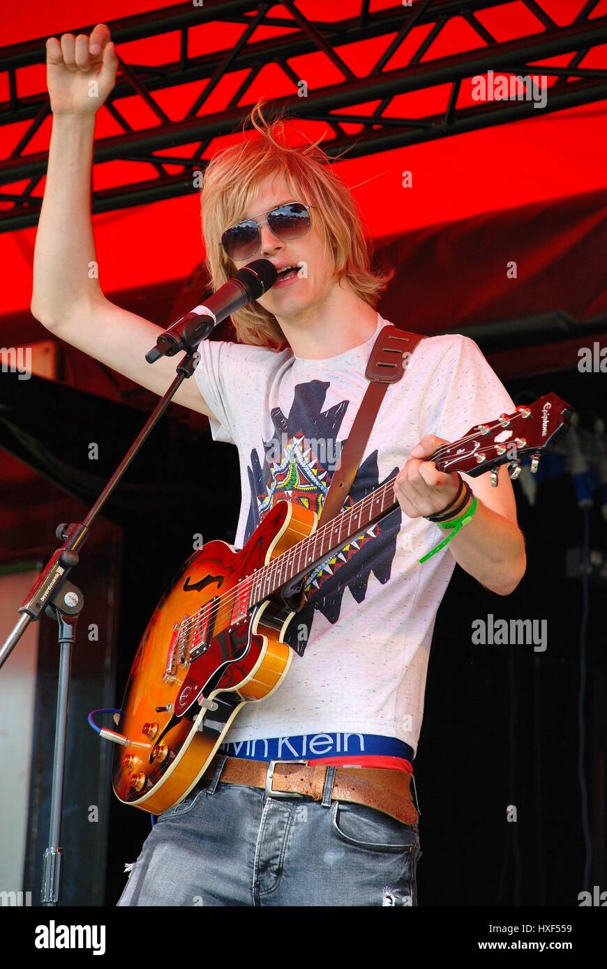 Max Davenport, Lead-Sänger der britischen Rockband aus dem Nebenraum führt beim jährlichen Tentertainment Music Festival in Tenterden in Kent, England. Stockfoto