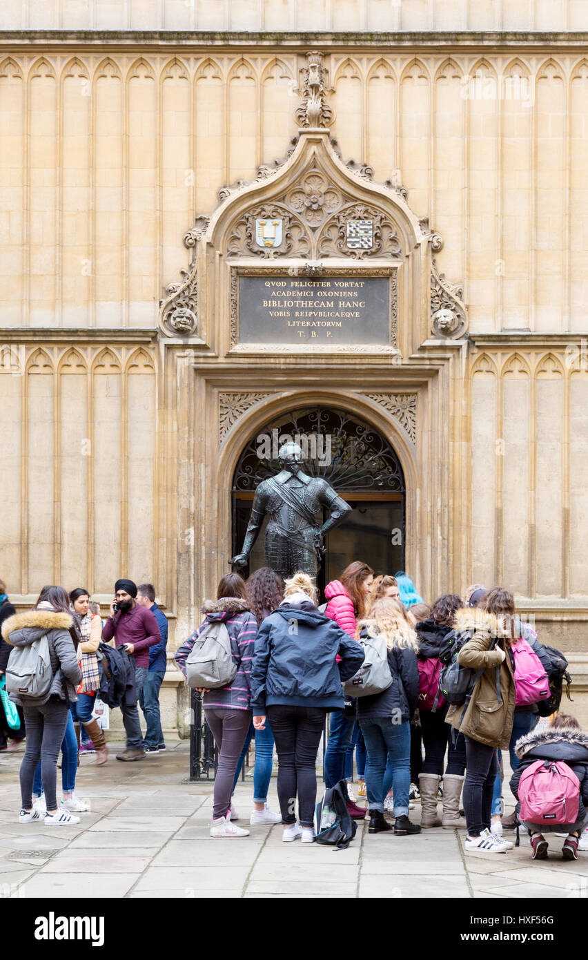 Bodleian Library Oxford Tourismus - Touristen am Eingang der Bodleian Library, Oxford UK Stockfoto