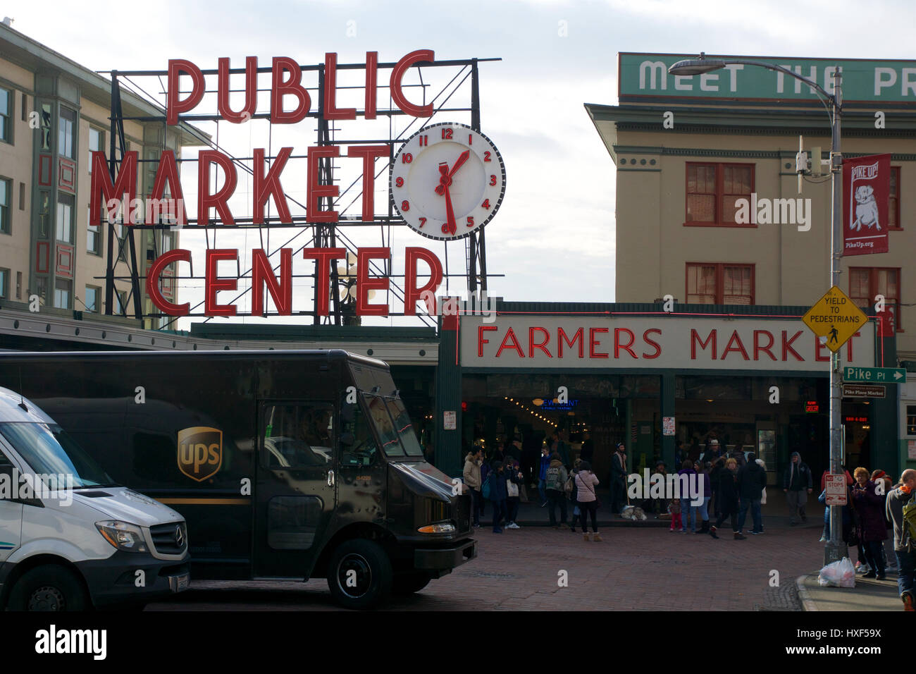 SEATTLE, WASHINGTON, USA - 24. Januar 2017: Eingang zum Pike Place Market in Seattle Downtown. Der Markt 1907 eröffnet und ist nach wie vor eine wichtige touristische Attraktion am Wasser Stockfoto