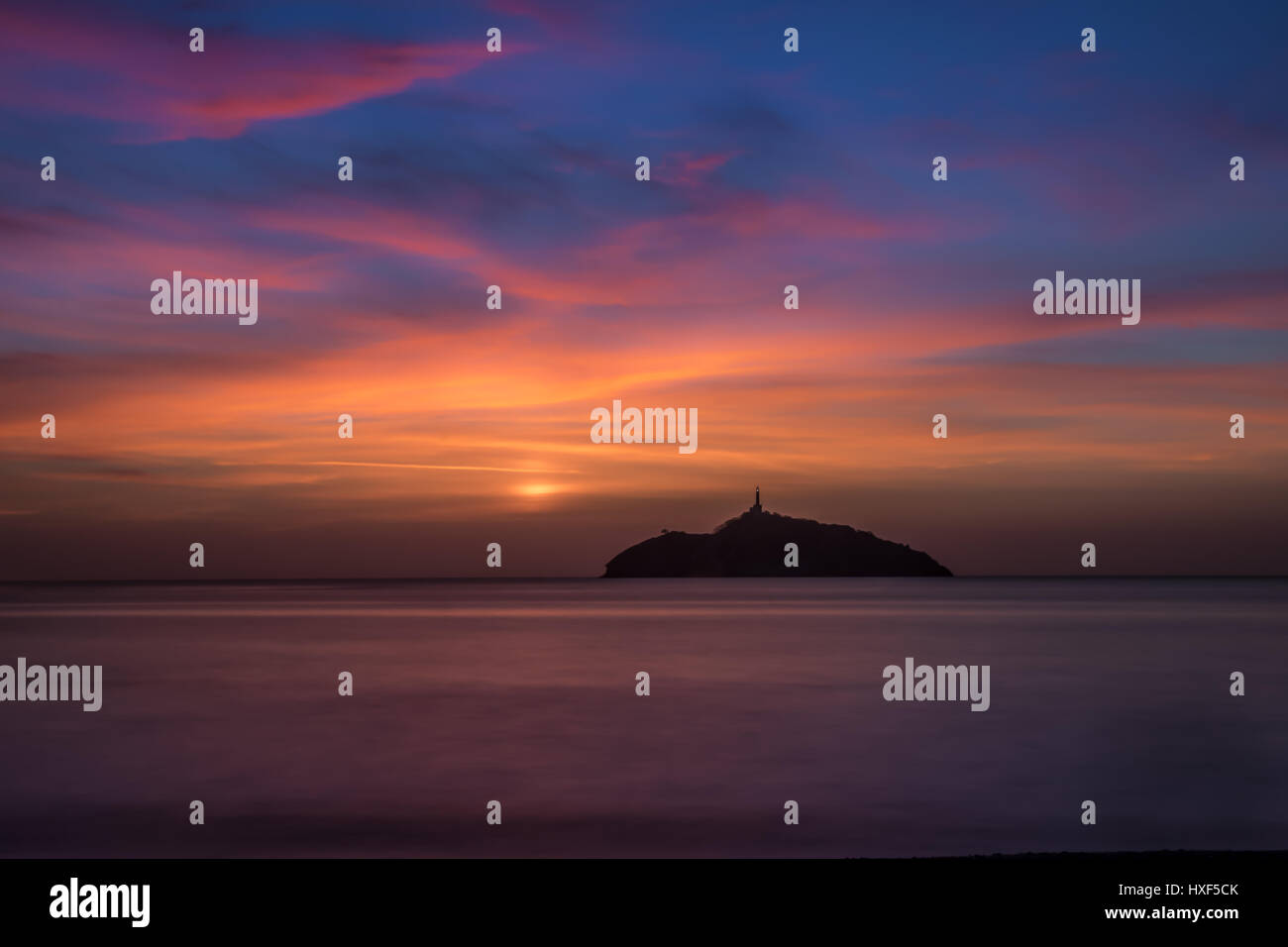 Blick auf den Sonnenuntergang von einem Leuchtturm auf einer Insel - Santa Marta, Kolumbien Stockfoto