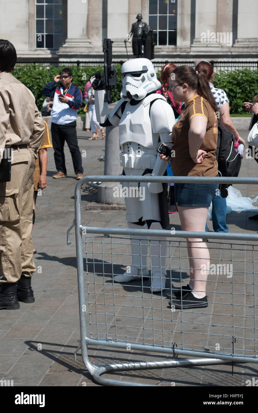 Mann in Storm Trooper Kostüm im Zentrum von London Stockfoto