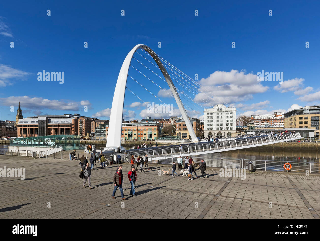 Gateshead Millennium Bridge verbindet Gateshead und Newcastle Upon Tyne Kais Stockfoto