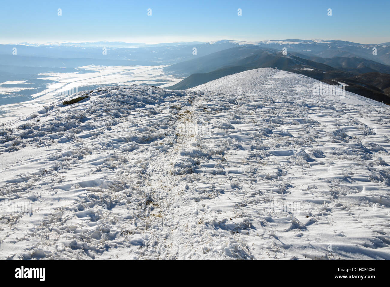 Trail in den verschneiten Bergen Stockfoto