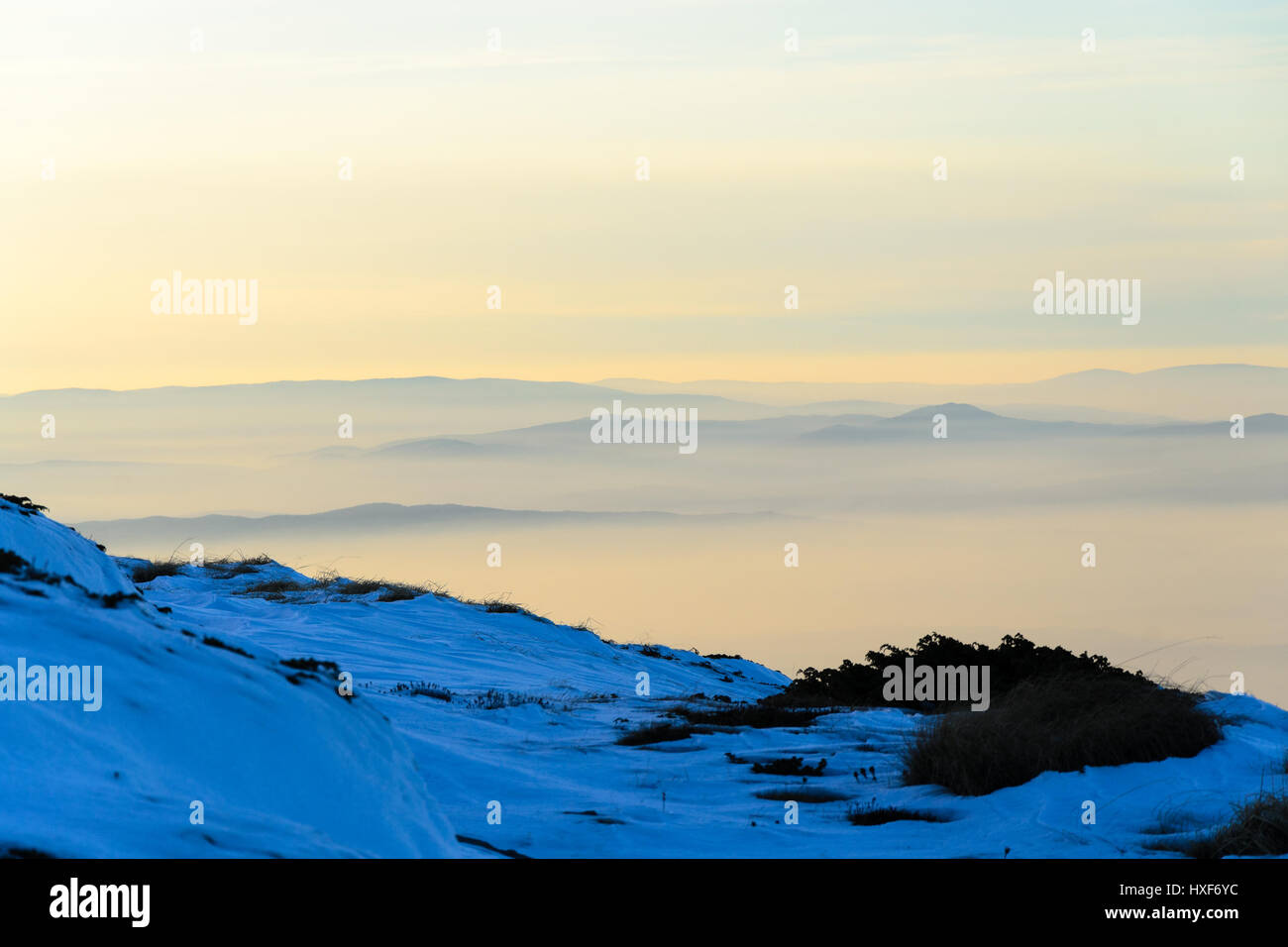 Bunte winterliche Hintergrund mit Sonnenuntergang und Kopie Stockfoto