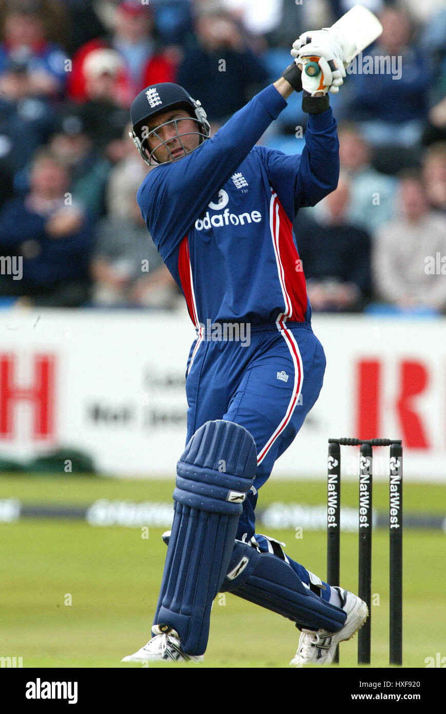 RONNIE IRANI ENGLAND & ESSEX CCC HEADINGLEY LEEDS ENGLAND 2. Juli 2002 Stockfoto