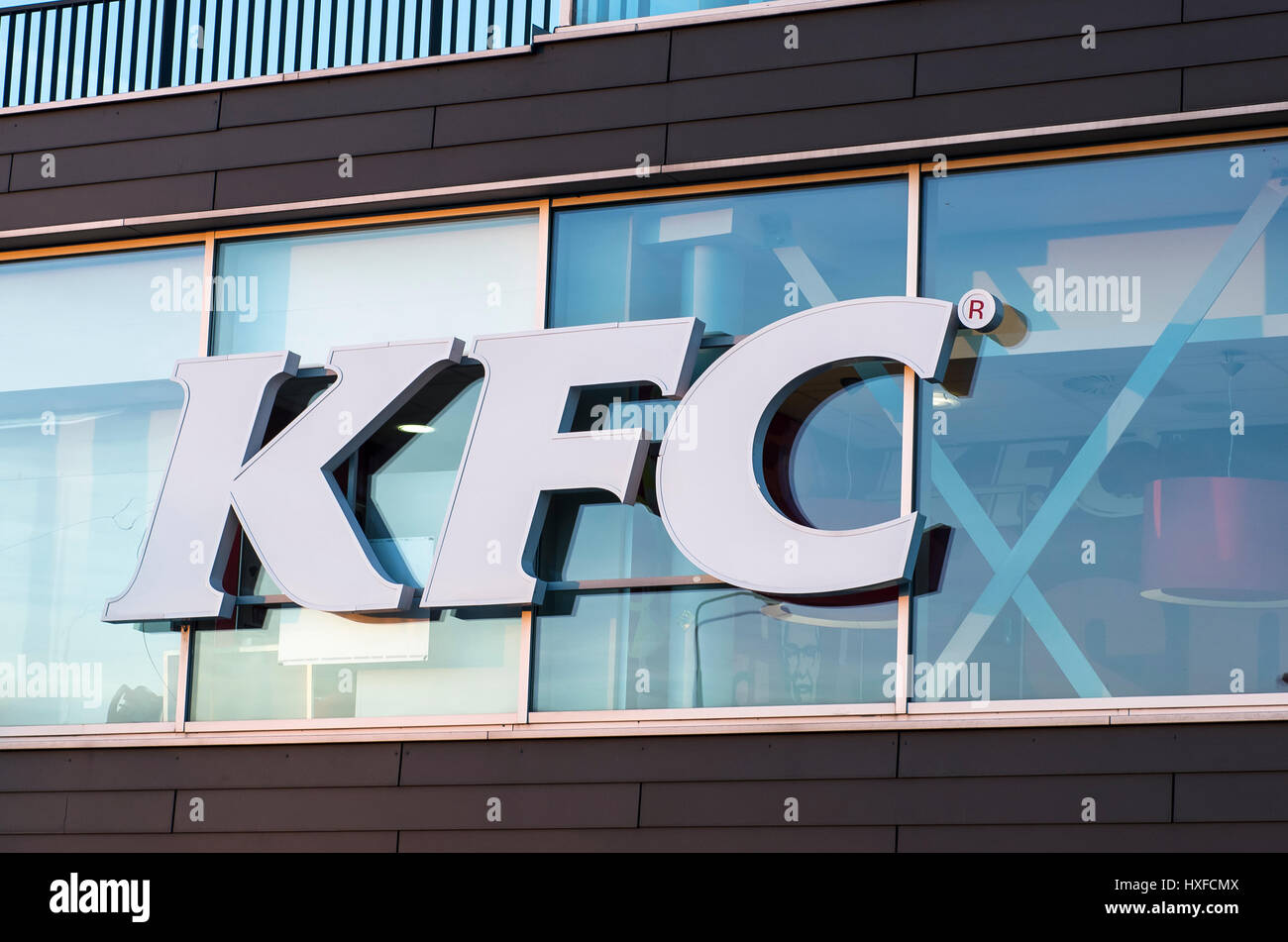 Kentucky fried Chicken (KFC) Logo vor Restaurant Fenstern befestigt Stockfoto