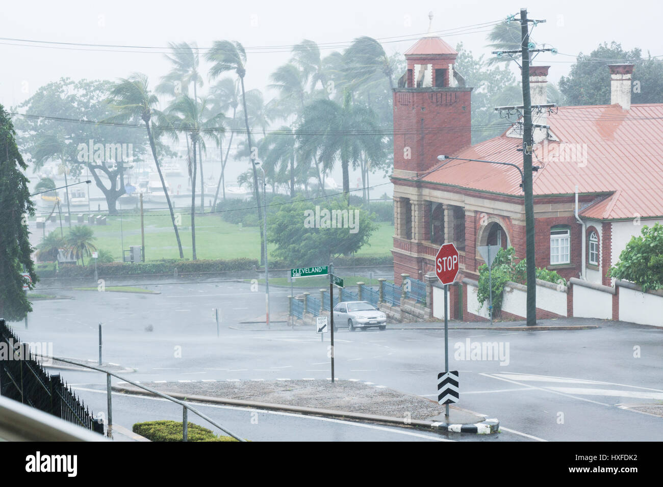 Sintflutartige Regenfälle während der Zyklon Ita im April 2014 auf The Strand, Townsville, Australien Stockfoto