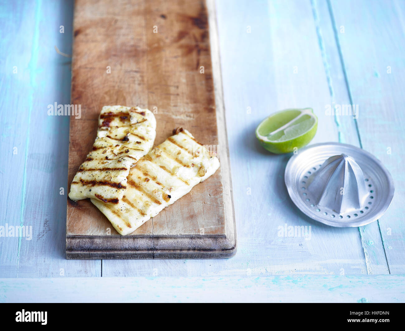 Gegrillte Scheiben Halloumi-Käse auf griechischen Schneidebrett Stockfoto