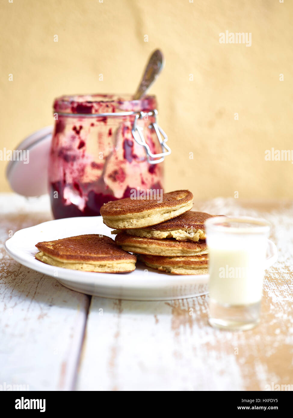 Berry konservieren und Pfannkuchen Frühstück Stockfoto