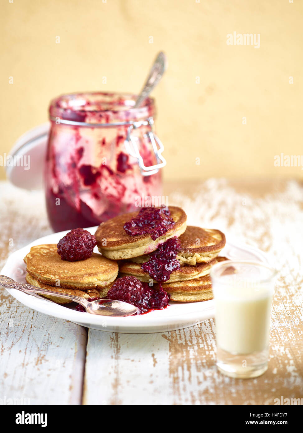 Berry konservieren und Pfannkuchen Frühstück Stockfoto