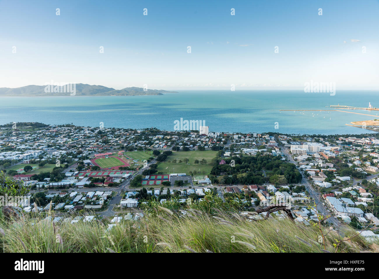 Townsville und Magnetic Island in der Ferne aus hohen Sicht der Castle Hill, North Queensland, Australien Stockfoto