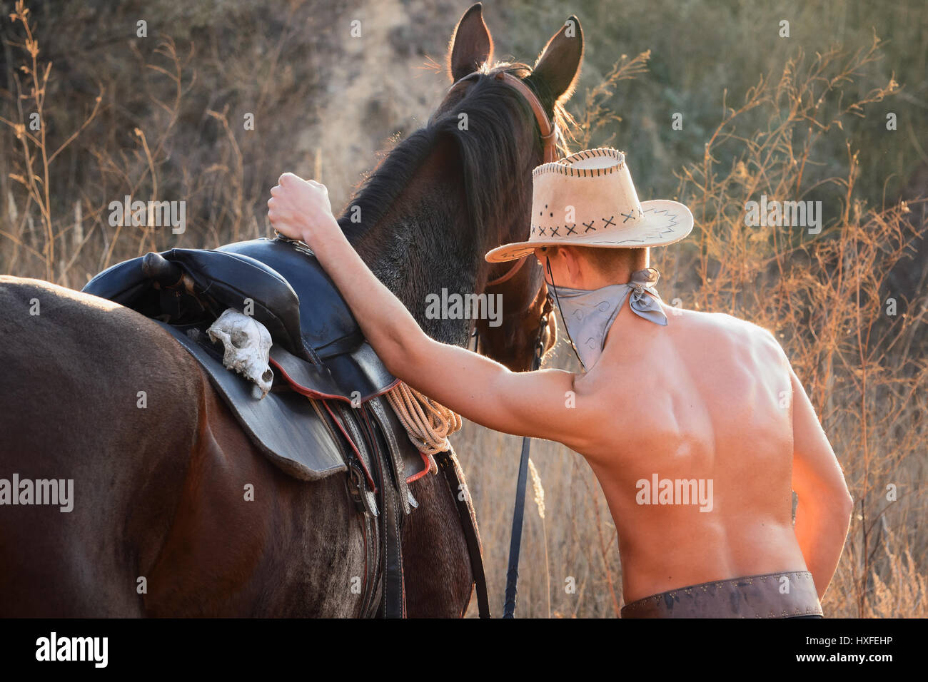 Cowboy mit einem Pferd an einem Sonntag im Sommer Stockfoto