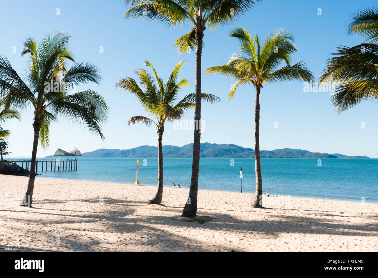 Wunderschöner tropischer Strand The Strand, Townsville mit Magnetic Island im Hintergrund in Queensland, Australien Stockfoto