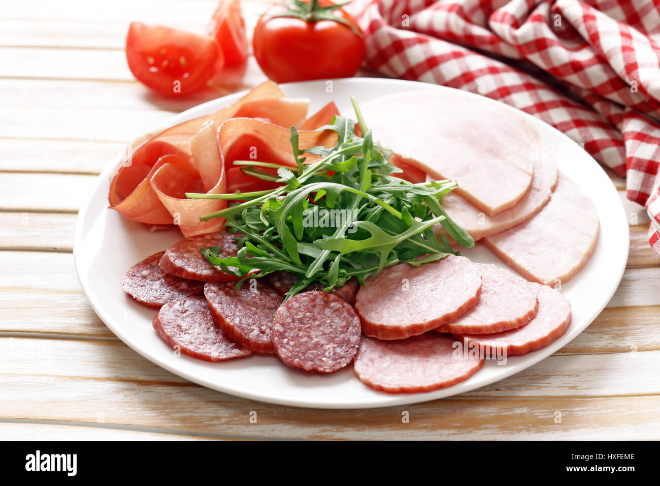 Auswahl an Fleischspezialitäten (Salami, Parma-Schinken) Stockfoto