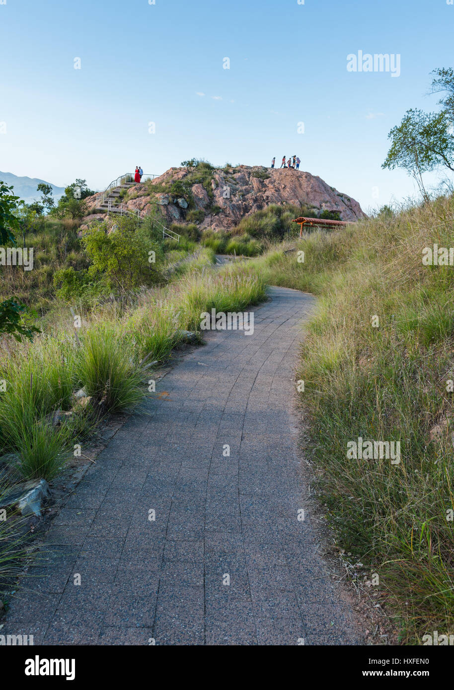 Menschen stehen auf felsigen Hügel auf dem Burgberg, Townsville, Australien Stockfoto