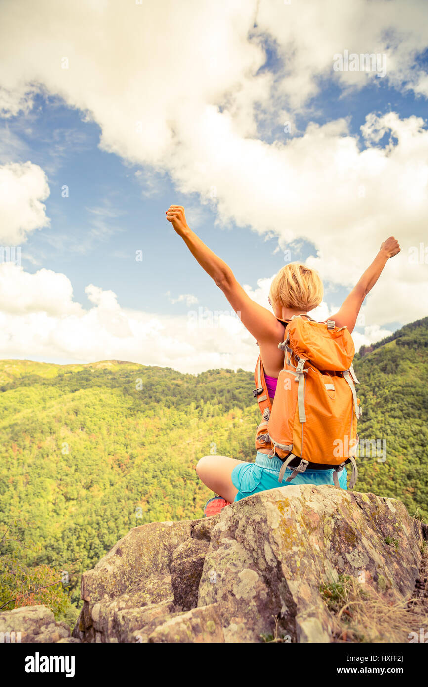 Wandern Frau feiert inspirierende Berge Landschaft mit ausgestreckten Armen. Fitness und gesunde Lebensweise im Freien in bunten Sommer-Natur. T Stockfoto