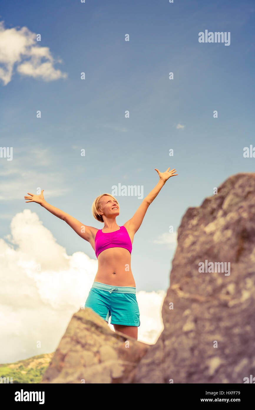 Wandern Frau feiert inspirierende Berge Landschaft mit ausgestreckten Armen. Fitness und gesunde Lebensweise im Freien in bunten Sommer-Natur. T Stockfoto