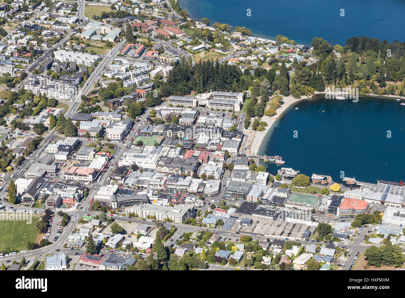 Luftbild von Queenstown Stadtzentrum entfernt und die Queentown Bucht von See Wakatiputhe in Otago Region der Südinsel Neuseelands. Stockfoto