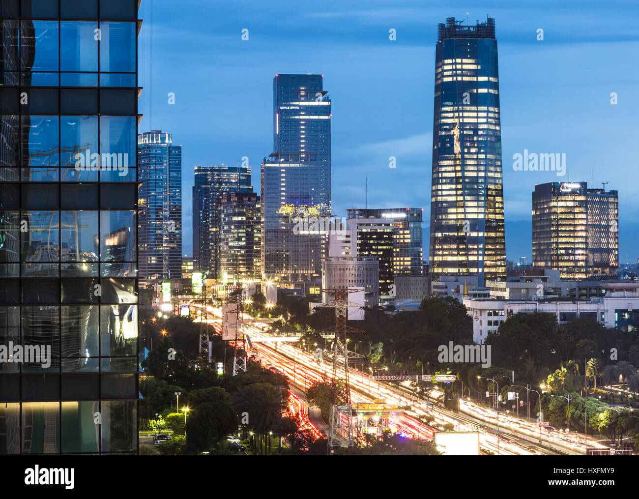 Luftaufnahme von einer Autobahn Gatot Subroto, im Herzen der Geschäftsviertel mit vielen modernen Wolkenkratzern in der Dämmerung in Indonesien Hauptstadt Jakarta Stockfoto