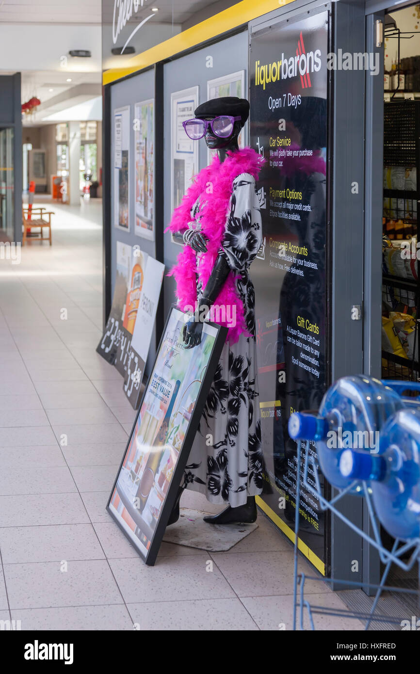 Mannequin außerhalb der Liquor Store in Lesmurdie Village Shopping Centre, Kalamunda, Perth, Westaustralien. Stockfoto