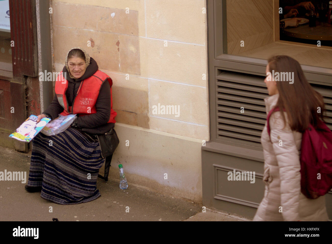 obdachlos in den uk Betteln auf der Straße VR Problem Verkäufer verkaufen Stockfoto