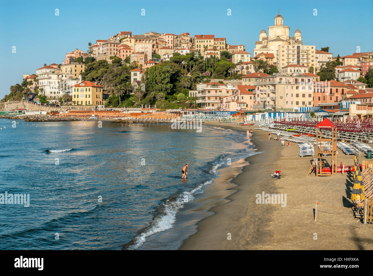 Blick über Porto Maurizio Strand direkt vor der alten Stadt Imperia an der ligurischen Küste, Nord-West-Italien. Stockfoto