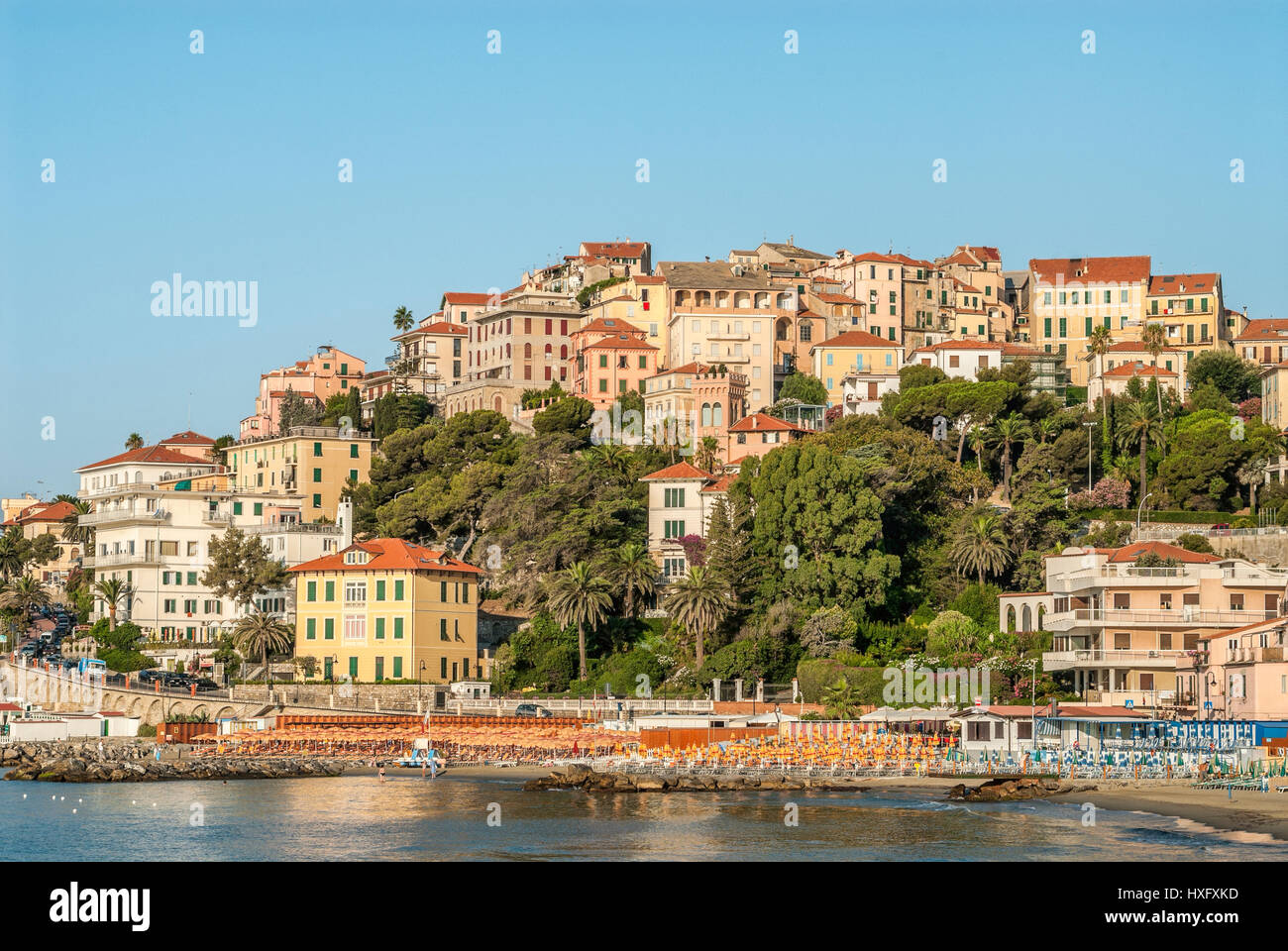 Blick über Porto Maurizio Strand direkt vor der alten Stadt Imperia an der ligurischen Küste, Nord-West-Italien. Stockfoto