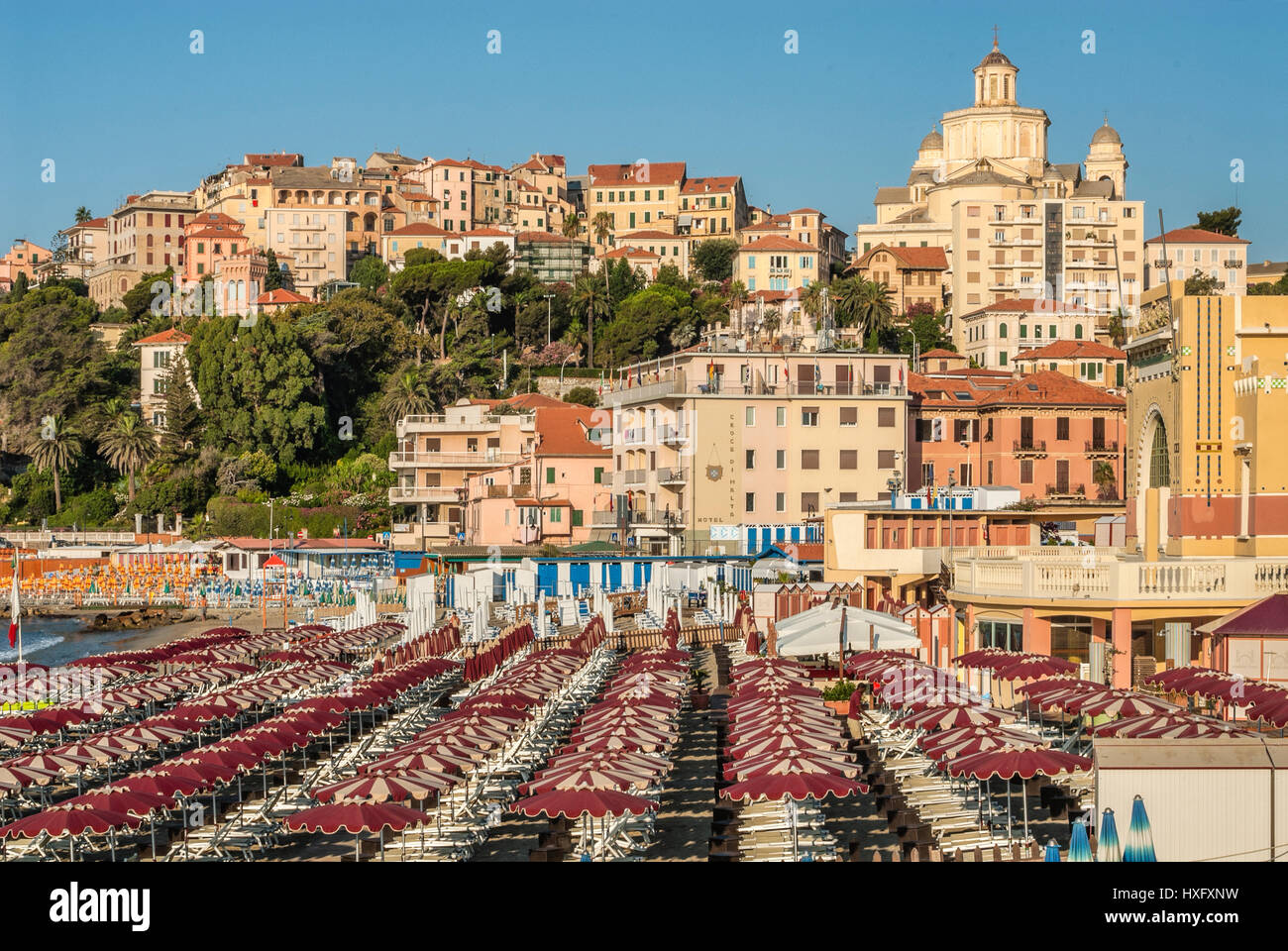 Blick über Porto Maurizio Strand direkt vor der alten Stadt Imperia an der ligurischen Küste, Nord-West-Italien. Stockfoto