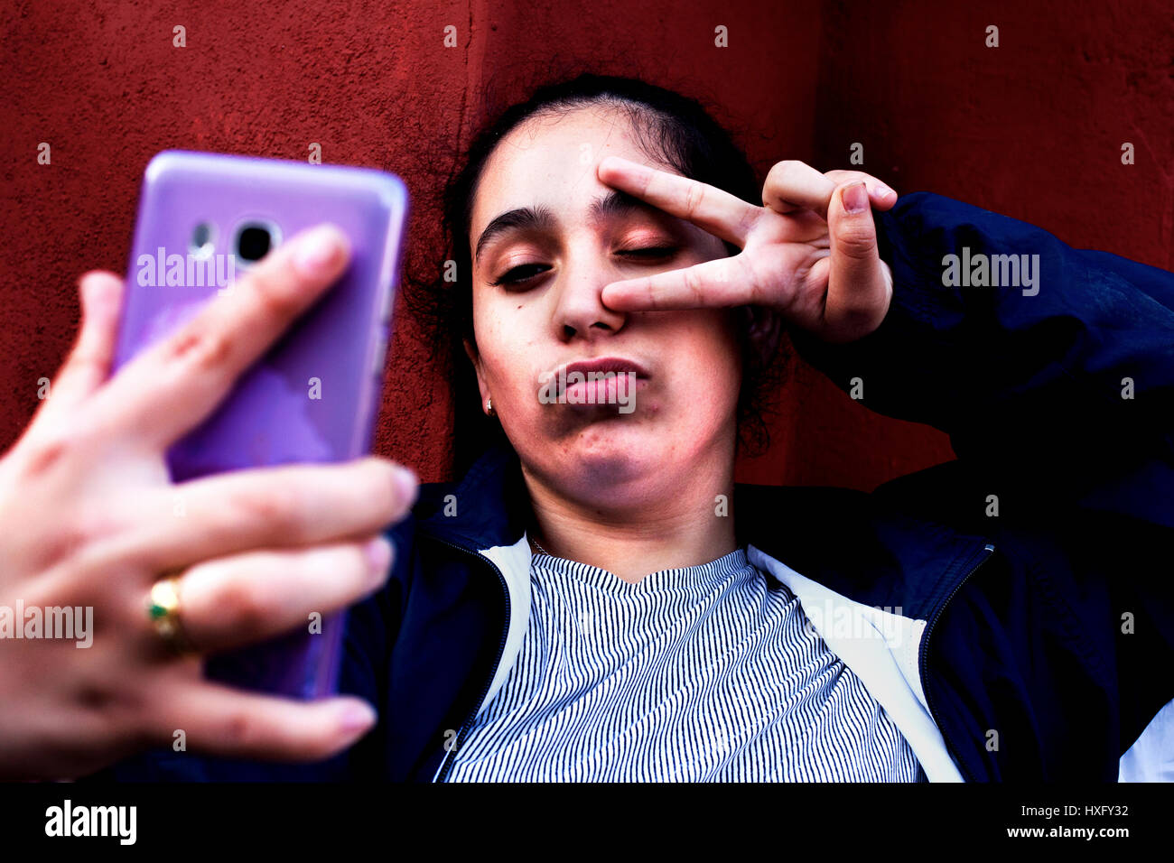 Spanische Teenager unter Selfies, Barcelona, Spanien. Stockfoto