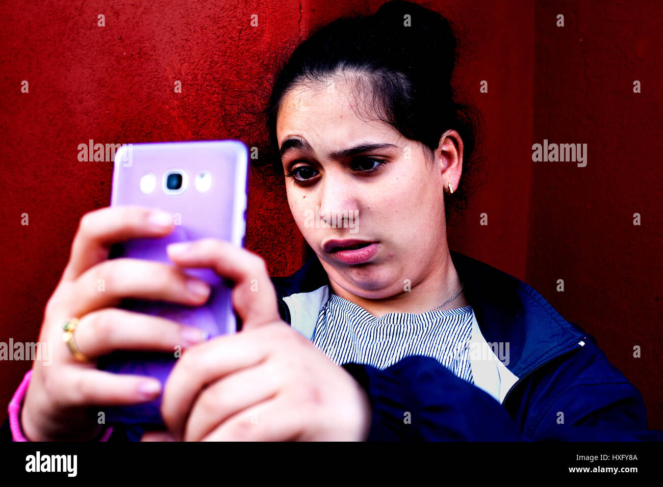 Spanische Teenager unter Selfies, Barcelona, Spanien. Stockfoto