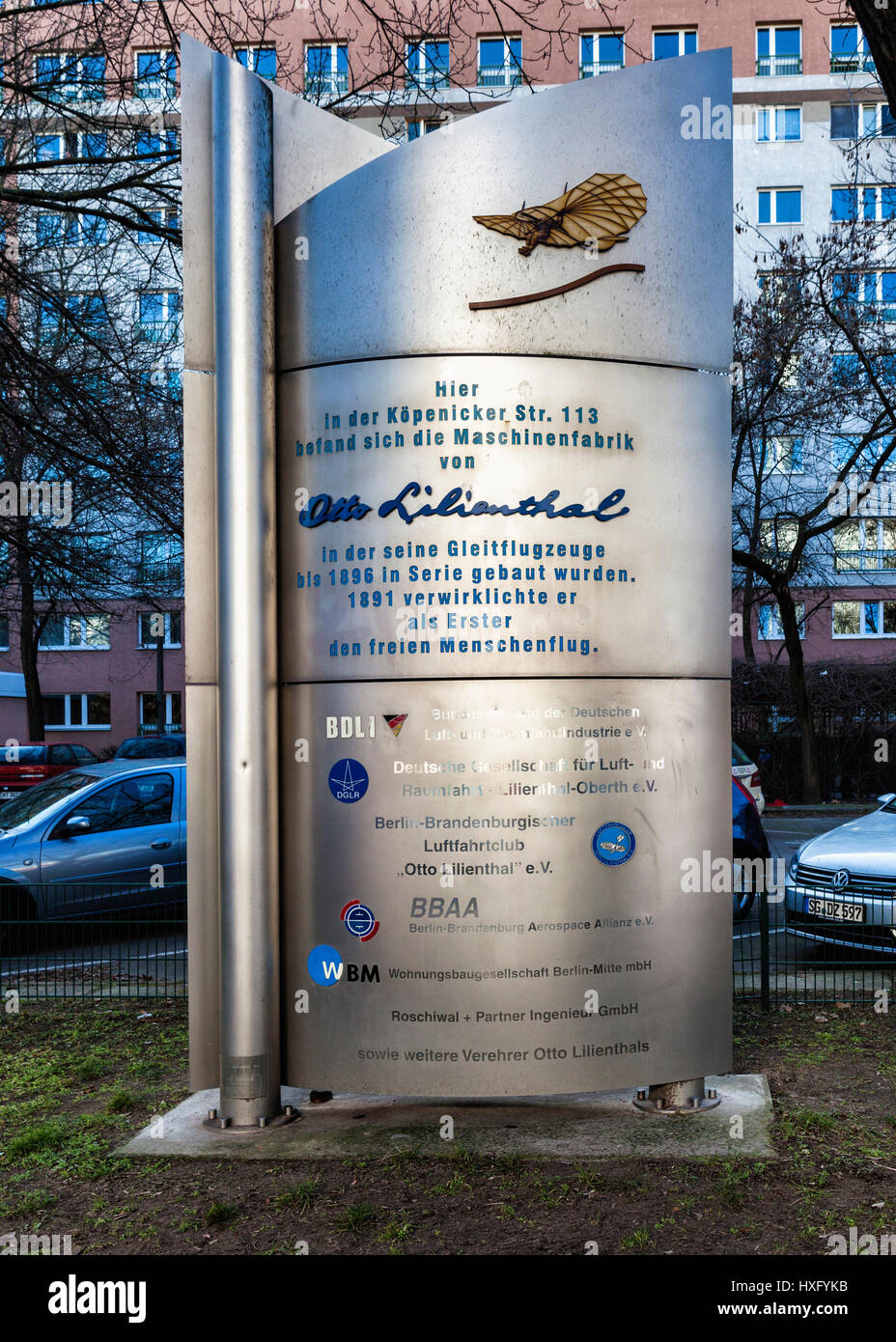 Denkmal in Berlin (Köpenicker Straße) markiert den Ort von der Maschinenfabrik Otto Lilienthal, Luftfahrt-Pionier der Segelflüge und fliegen. Stockfoto