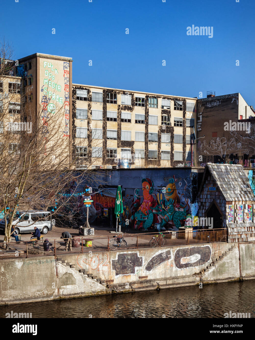 Berlin, Friedrichshain, YAAM, jungen afrikanischen Kunstmarkt. Riverside-Beachclub. Bunte Straße Art Mauern. Sommer-Entertainment-venue.Informal-Business. Stockfoto